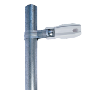 Aislador de paso o esquina de color Blanco con abrazadera incluida de 33-38mm para uso en tuberÃa de malla ciclónica.